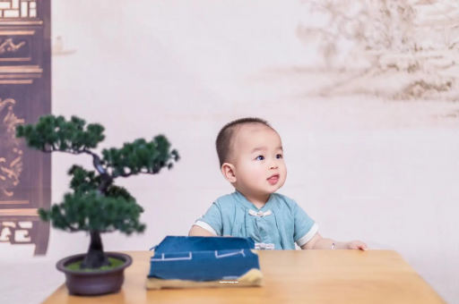 瑞安怀孕肚子中间凹两边凸