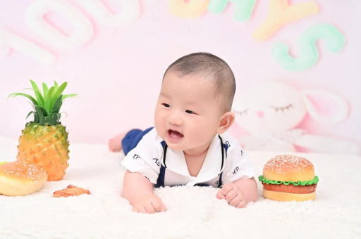 瑞安宝宝在妈妈肚子里